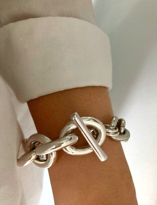 The Santorini Bracelet – Lightweight Chunky Silver Curb Chain | Statement Bracelet with Toggle Clasp - Karl & kate